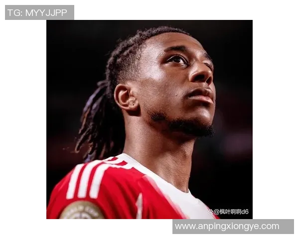 足球明星佩戴耳机专注训练展现个人魅力与职业态度