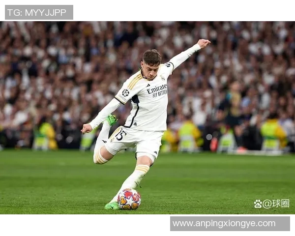 足球球星风采展现与独特魅力解析 打破场上与场外的无限可能